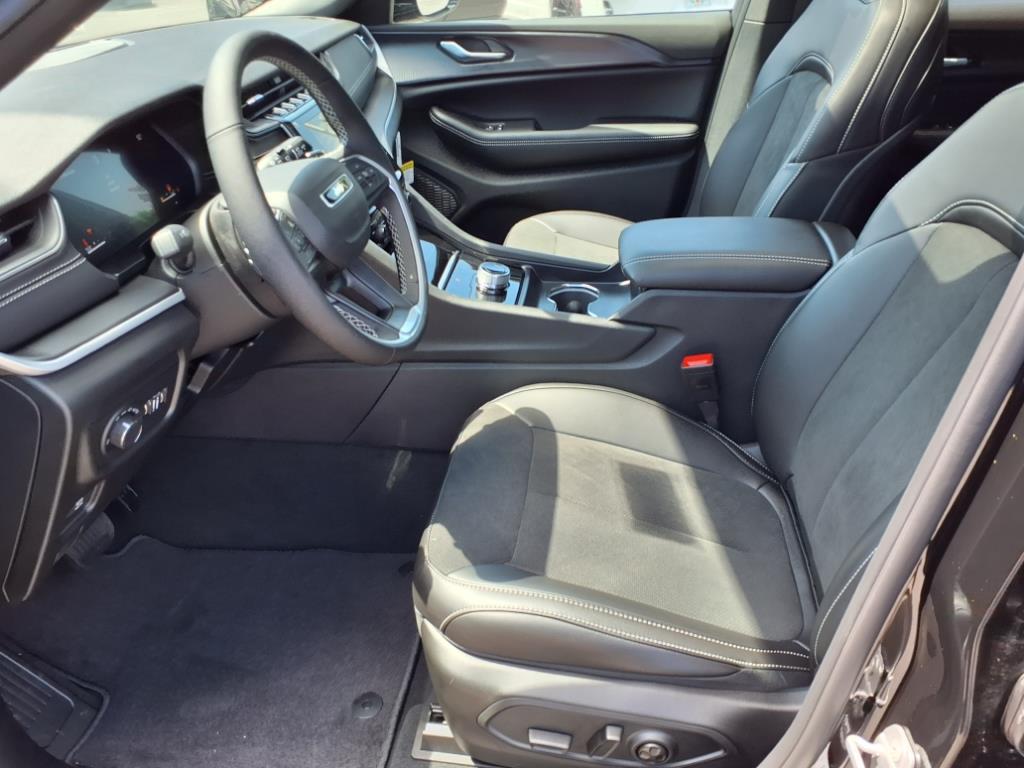 2025 Jeep Grand Cherokee Altitude X photo 2
