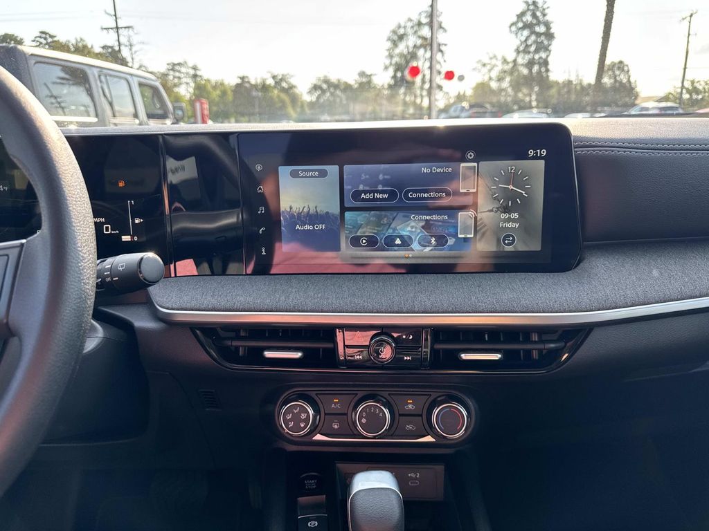 2025 Nissan Kicks SV photo 23