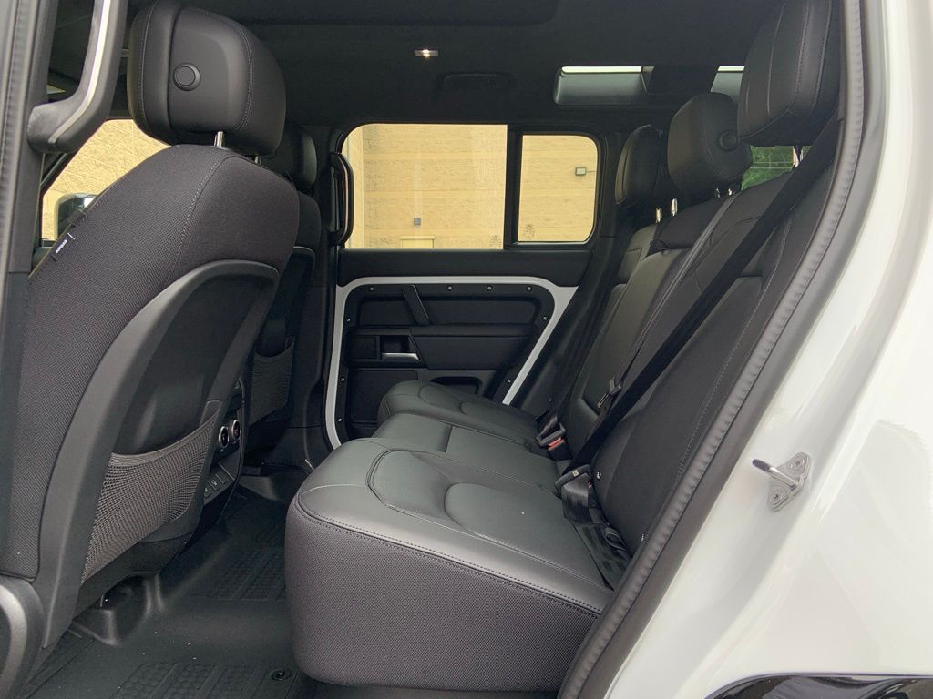 2025 Land Rover Defender 110 V8 photo 13