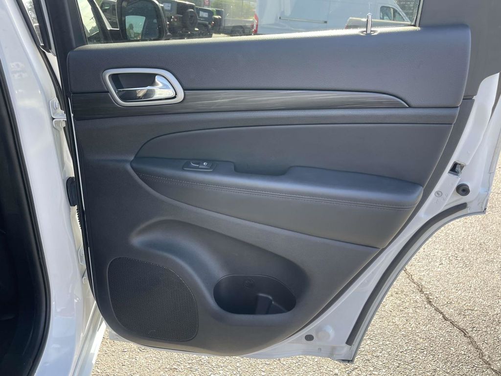 2021 Jeep Grand Cherokee Laredo X photo 12