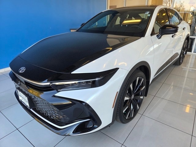 2023 Toyota Crown Platinum's photo