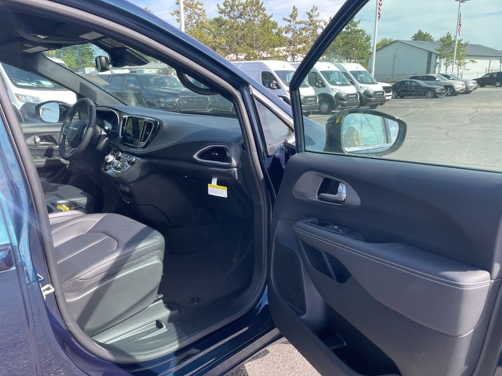 2025 Chrysler Pacifica photo 35