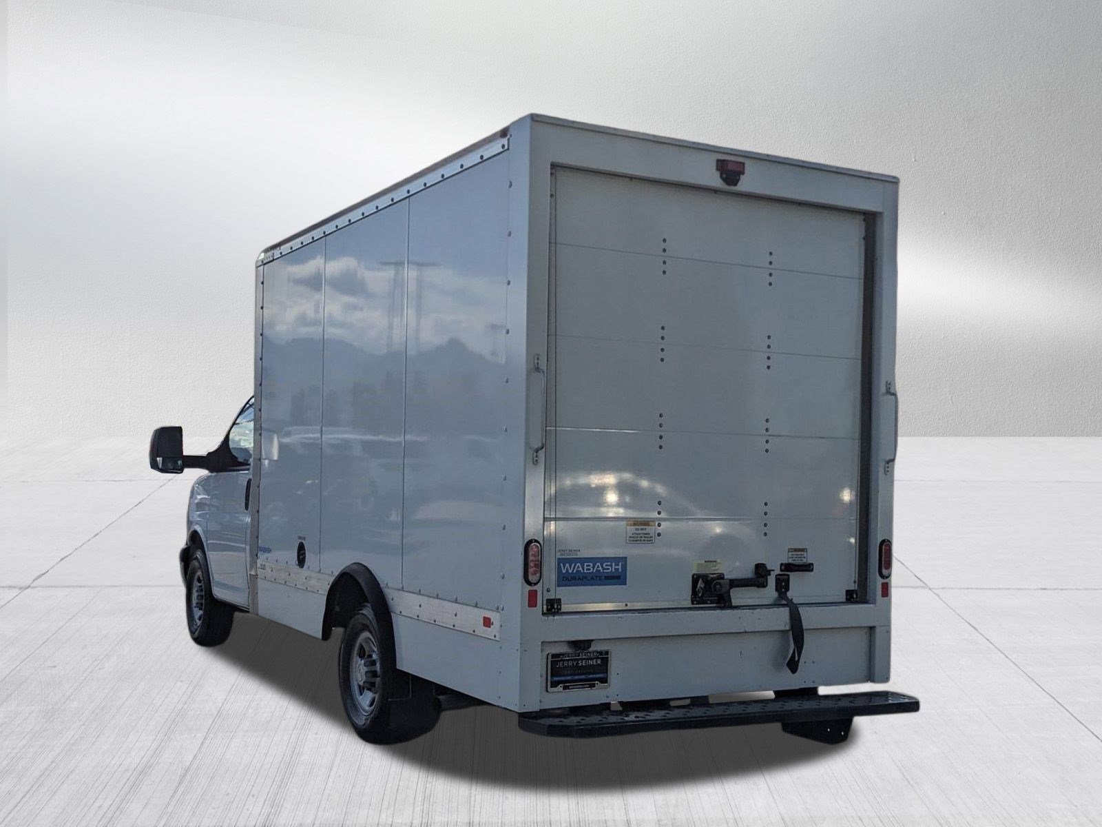 2023 Chevrolet Express Cutaway 3500 photo 3