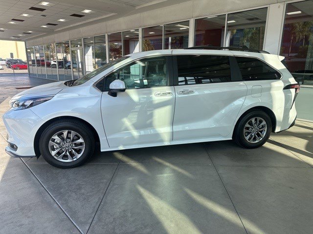 2025 Toyota Sienna XLE photo 2