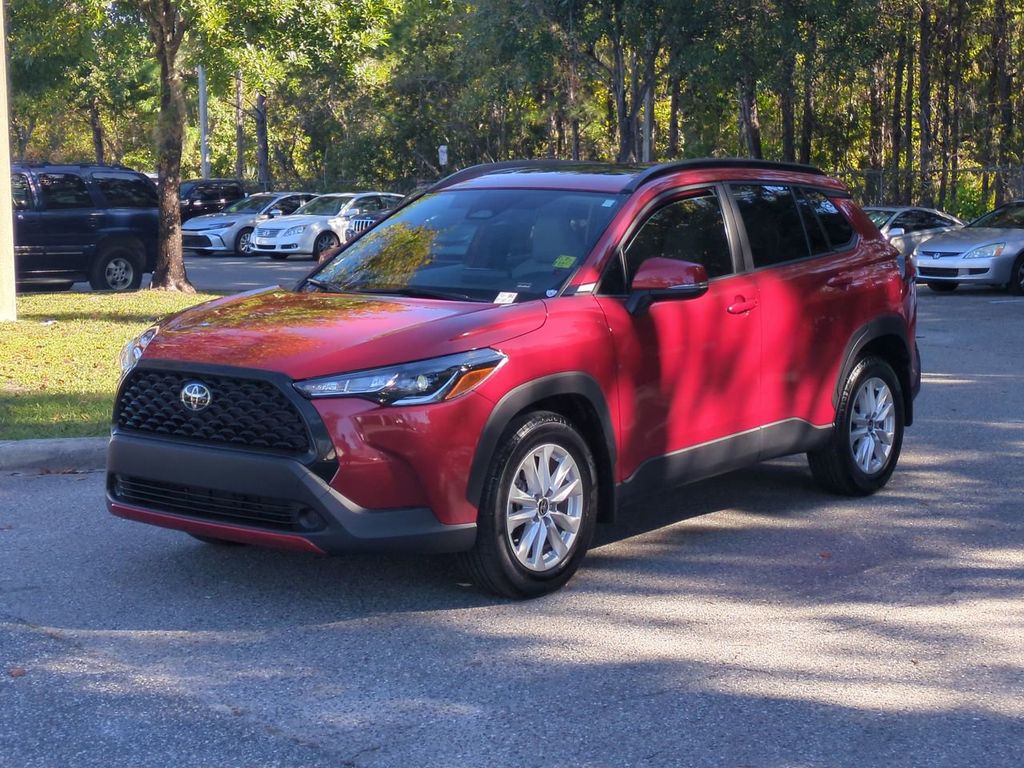 2024 Toyota Corolla Cross LE's photo