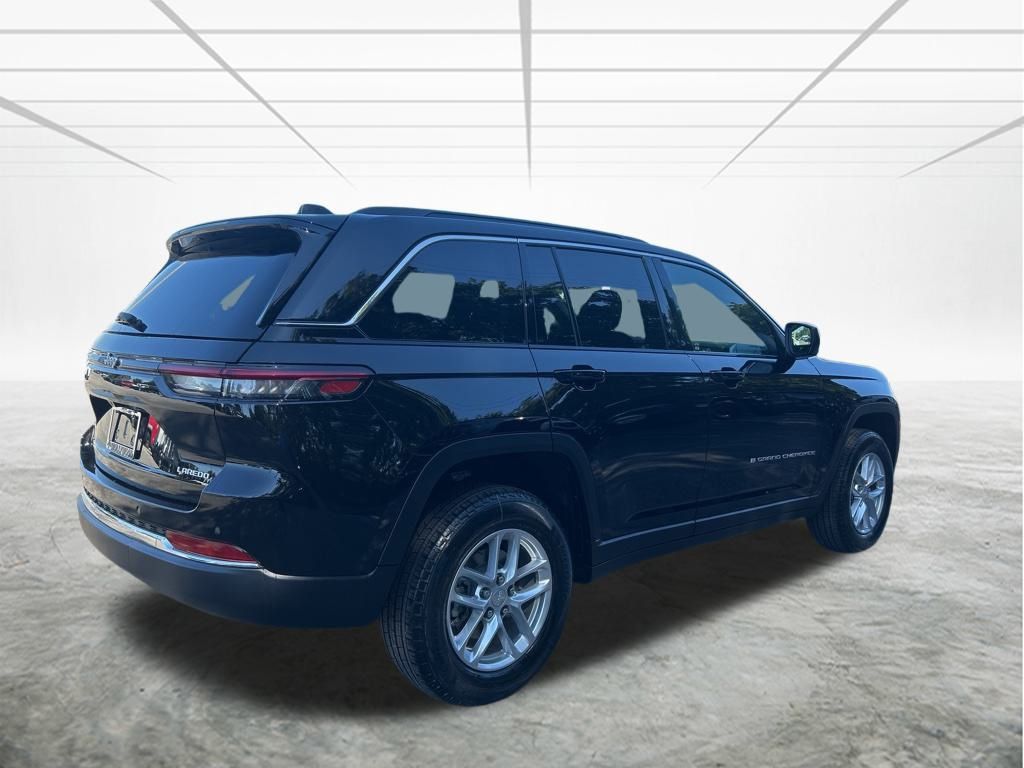 2025 Jeep Grand Cherokee Laredo photo 2