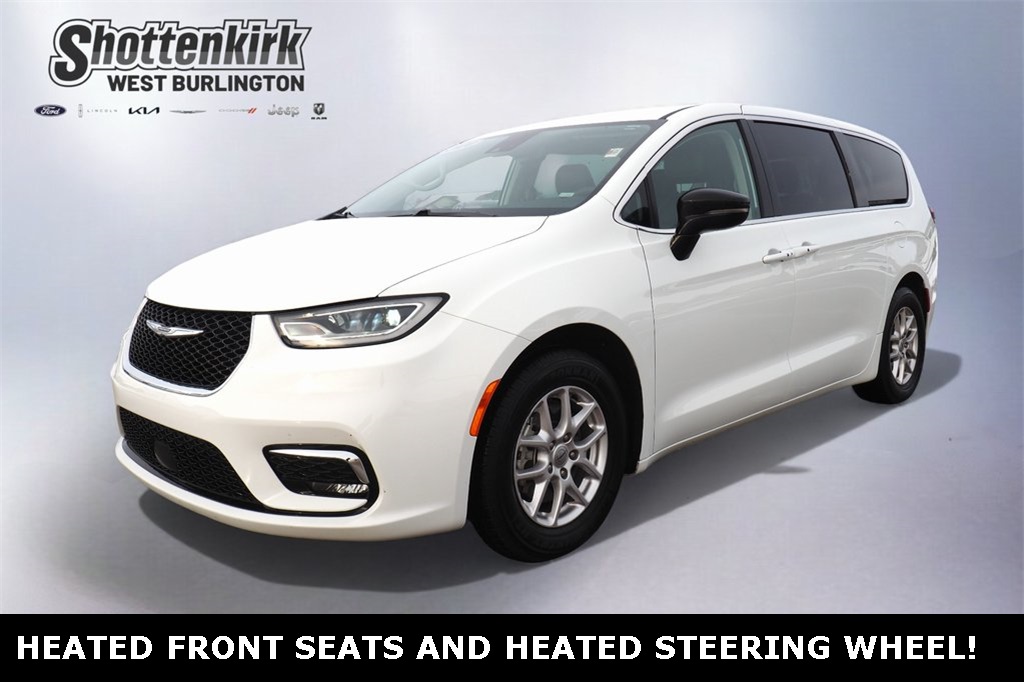 2024 Chrysler Pacifica Touring L's photo