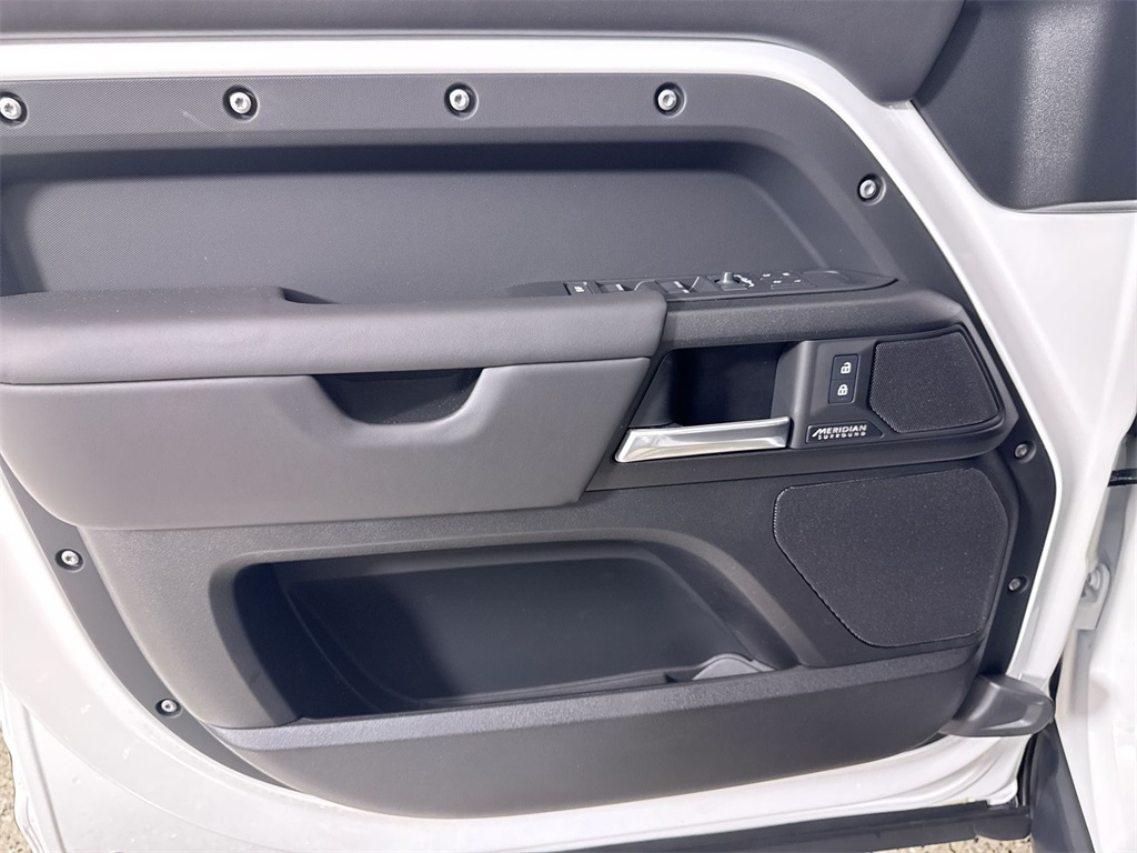 2025 Land Rover Defender 110 V8 photo 13