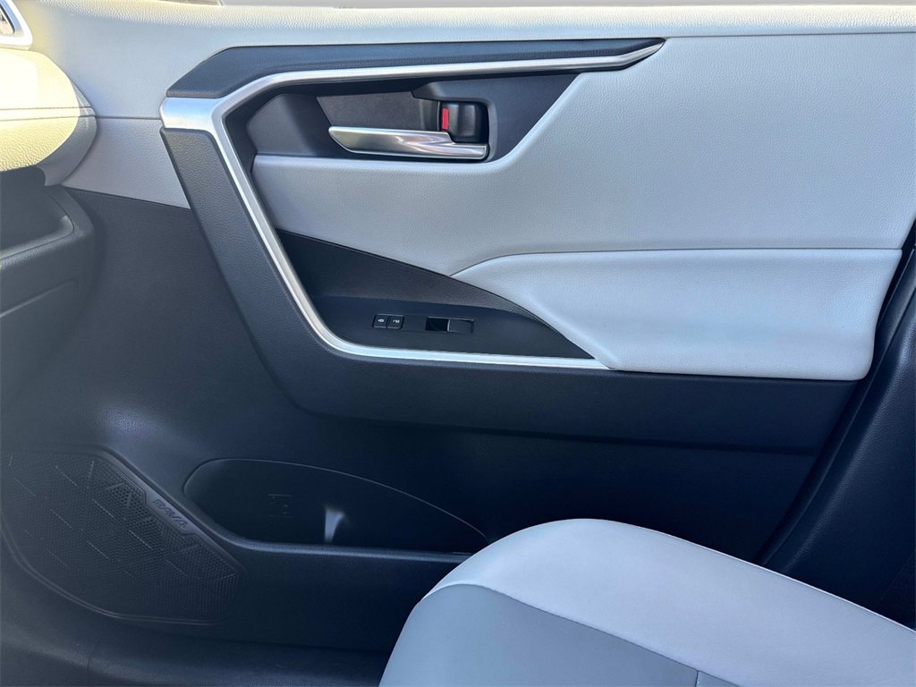 2020 Toyota RAV4 XLE Premium photo 18