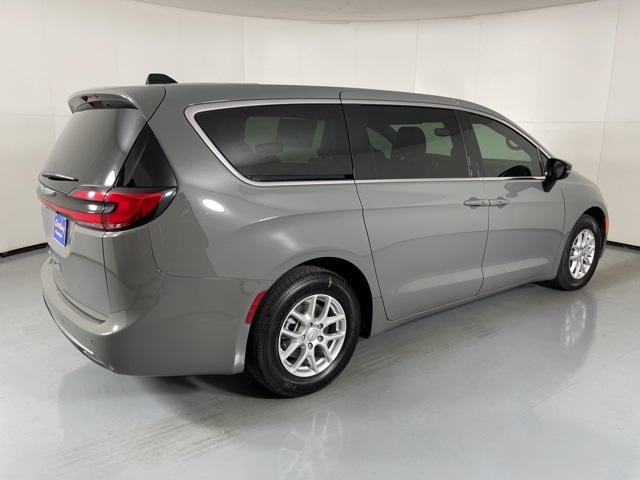 2025 Chrysler Pacifica photo 8