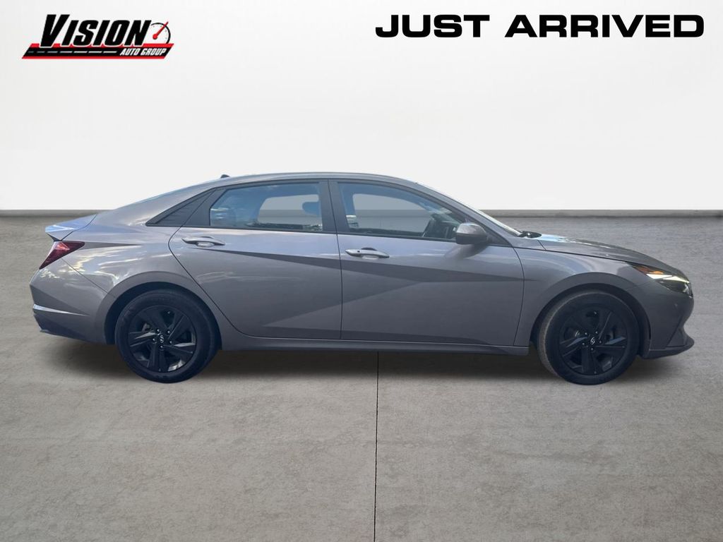 2023 Hyundai Elantra SEL photo 4
