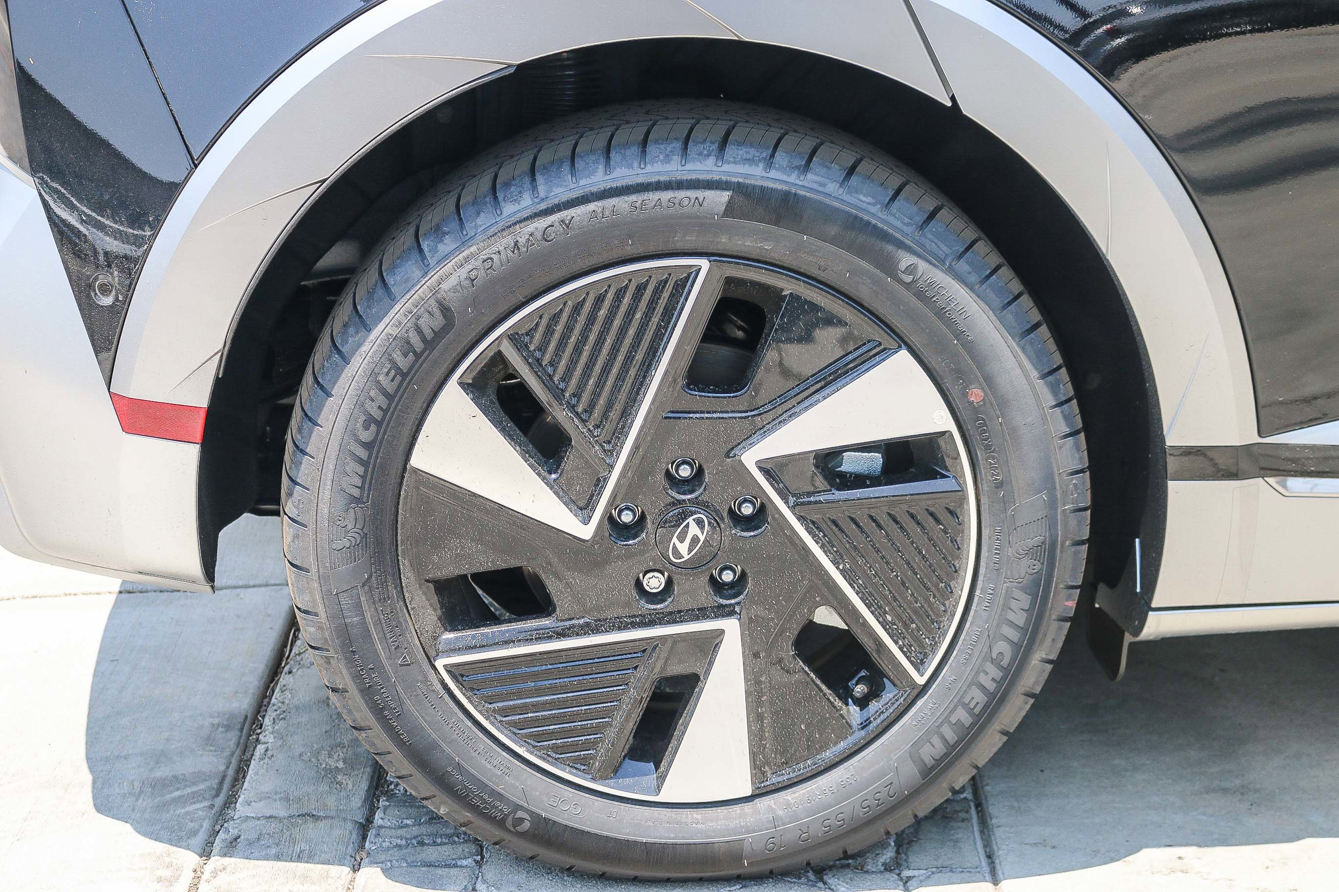 New 2025 Abyss Black Hyundai Limited image 10