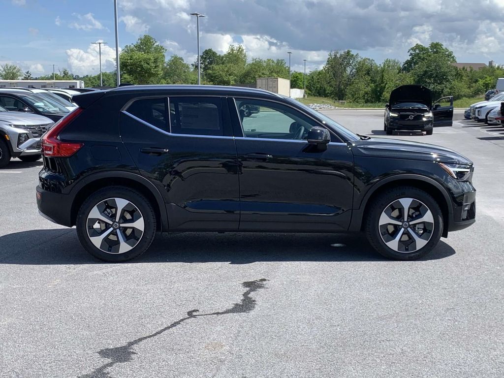 2025 Volvo XC40 AWD Plus photo 22