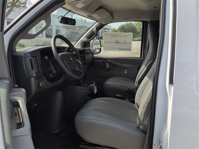 2025 Chevrolet Express Cargo 2500 photo 4