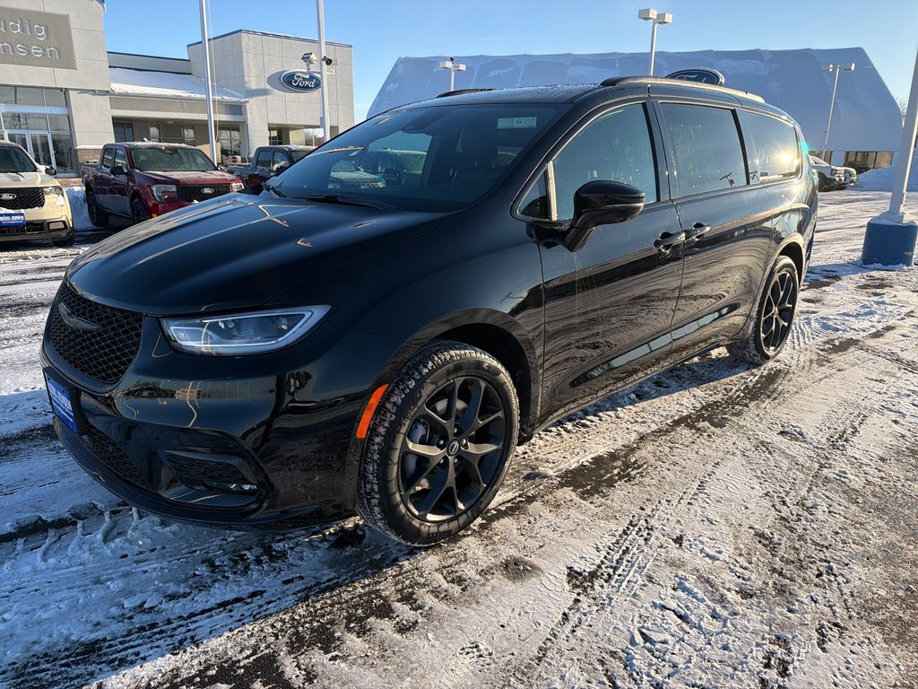 2026 Chrysler Pacifica Select's photo