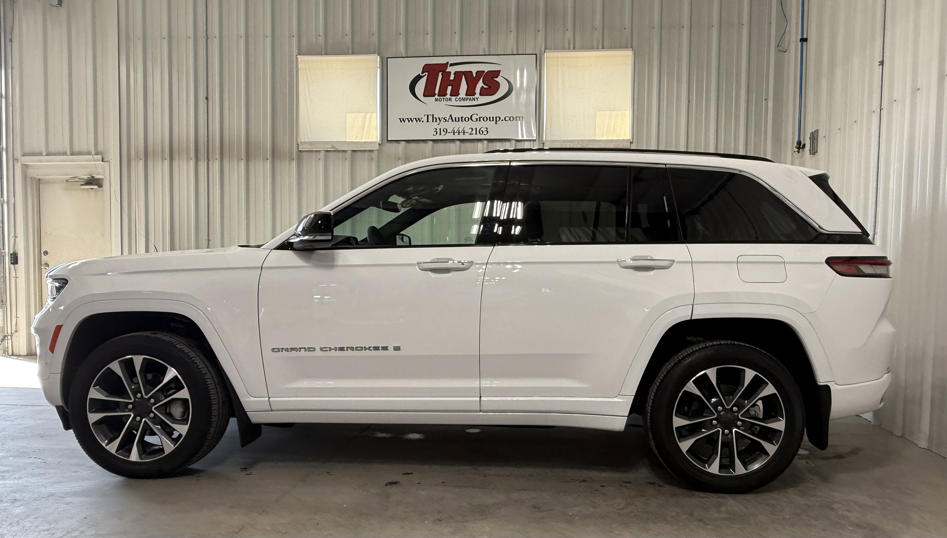 2023 Jeep Grand Cherokee Overland photo 13