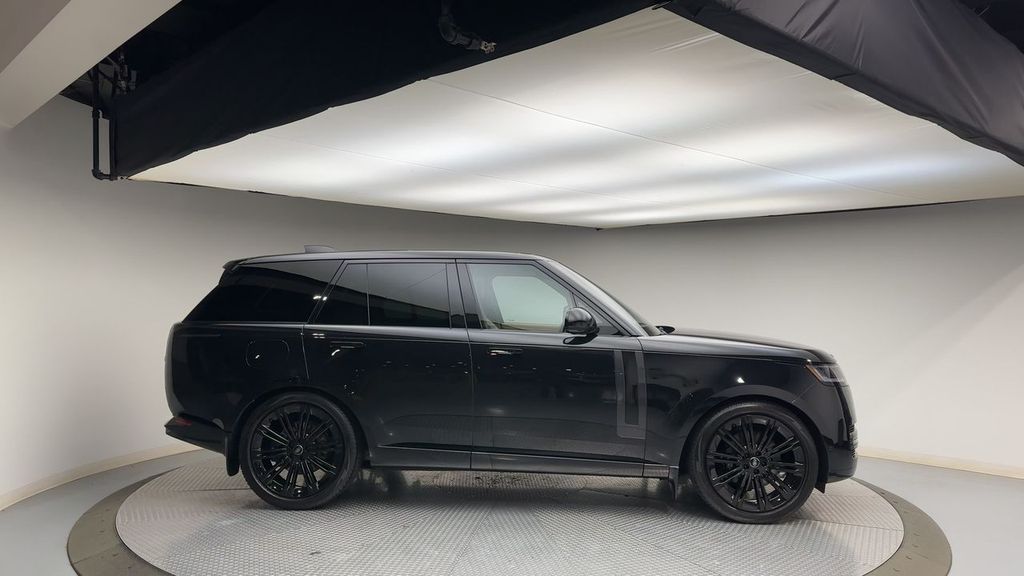 2023 Land Rover Range Rover SE photo 5