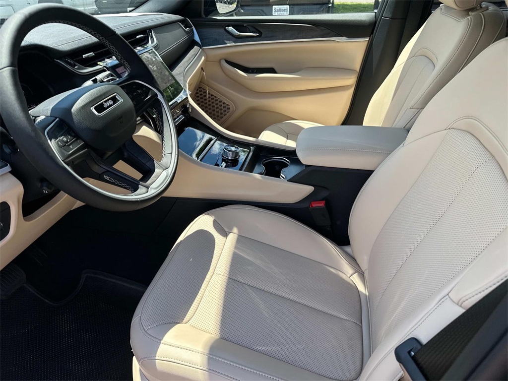 2025 Jeep Grand Cherokee Limited photo 2