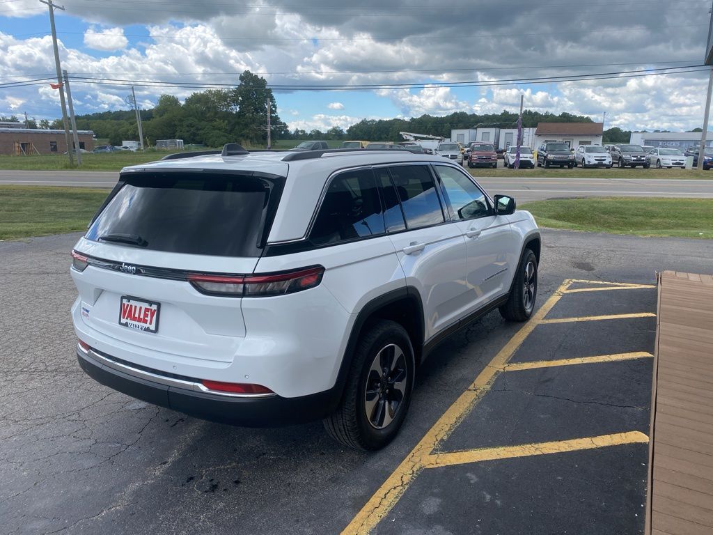 2023 Jeep Cherokee Base photo 6