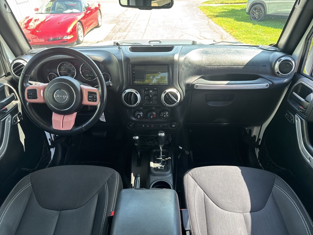 2015 Jeep Wrangler Unlimited Sahara photo 21
