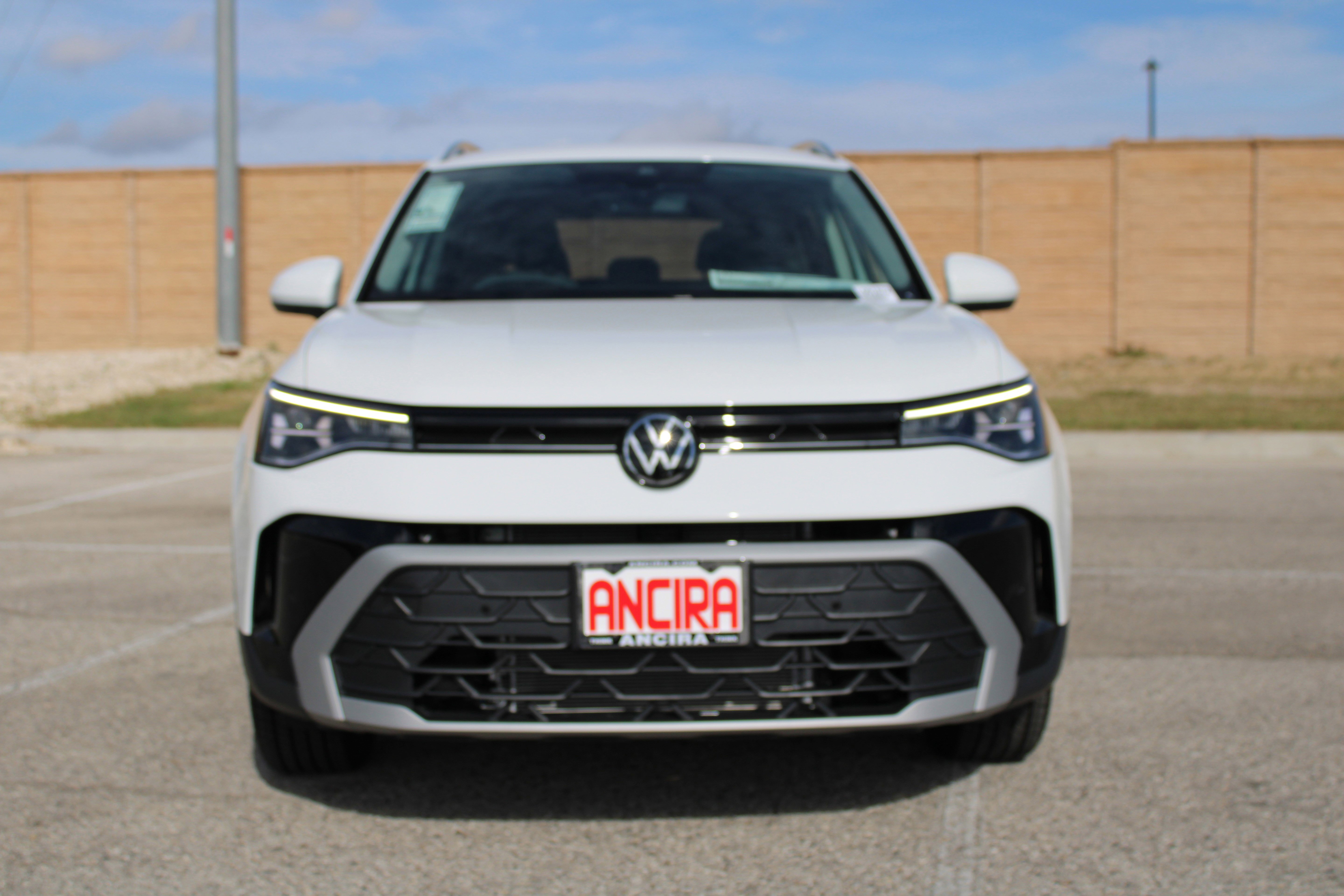 2025 Volkswagen Taos SE photo 3