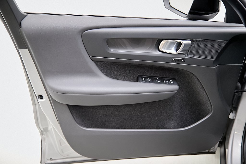 2023 VOLVO C40 - Image 9