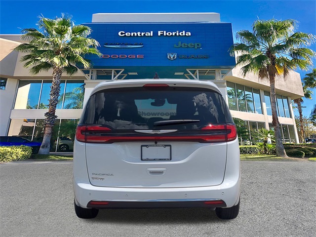 2026 Chrysler Pacifica photo 4