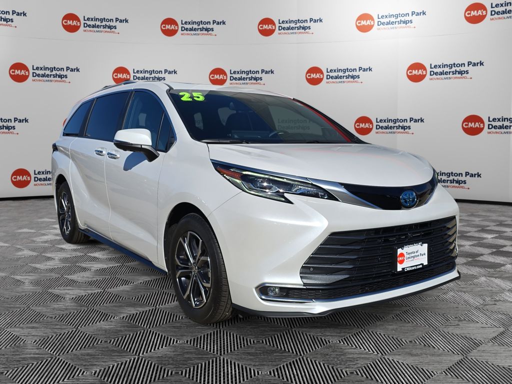 2025 Toyota Sienna Platinum's photo