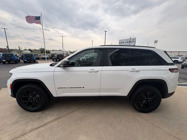 2024 Jeep Grand Cherokee Altitude photo 2