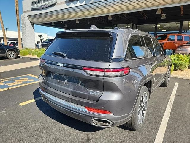 2022 Jeep Grand Cherokee Overland photo 2