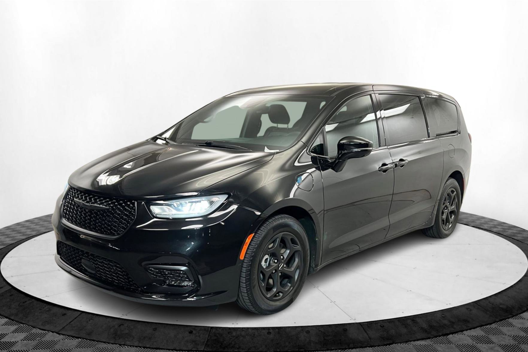 2024 Chrysler Pacifica PHEV Select's photo