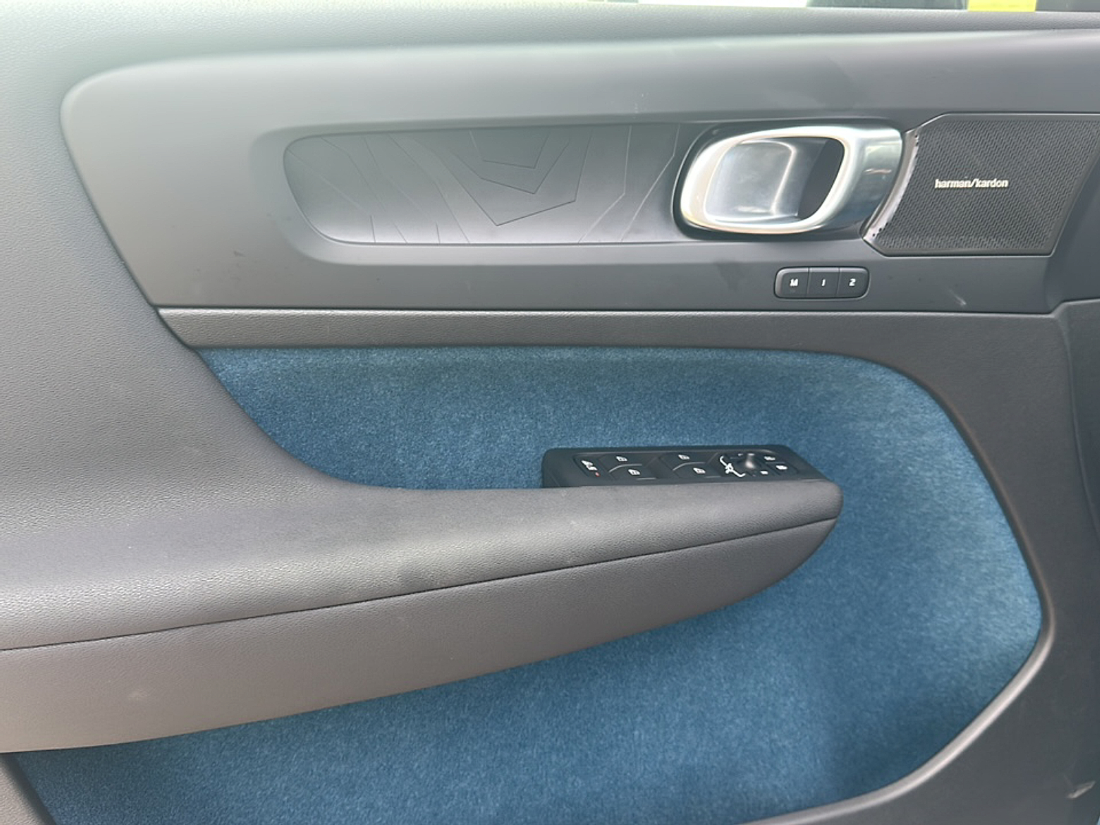 2023 Volvo XC40 Recharge Twin Motor AWD Ultimate photo 6