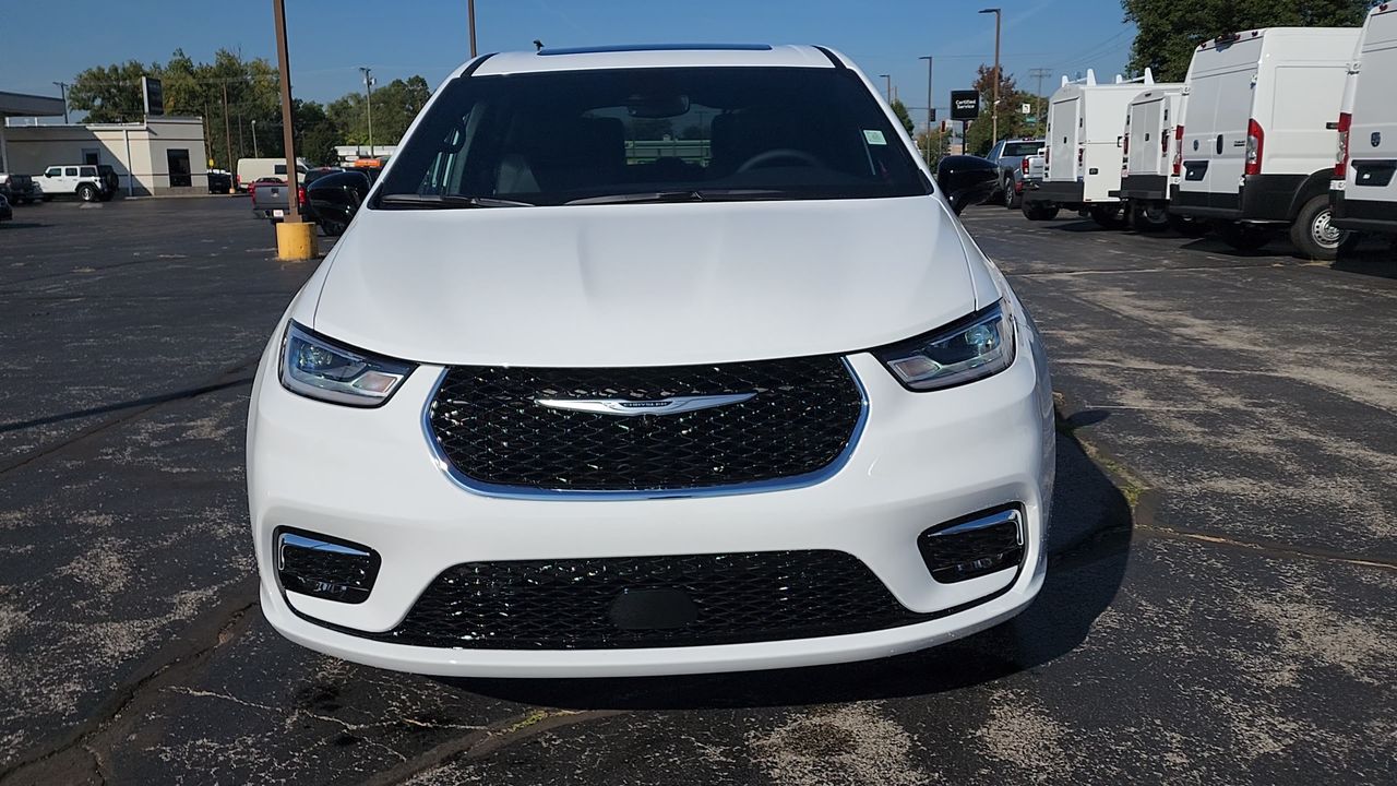 2026 Chrysler Pacifica photo 2