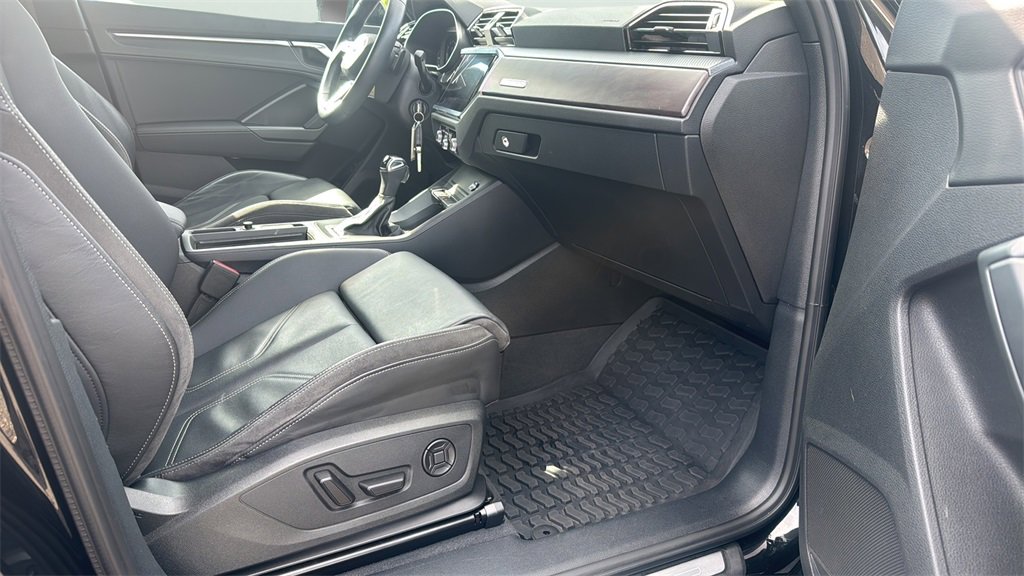 2022 Audi Q3 Premium Plus 45 TFSI S line photo 12