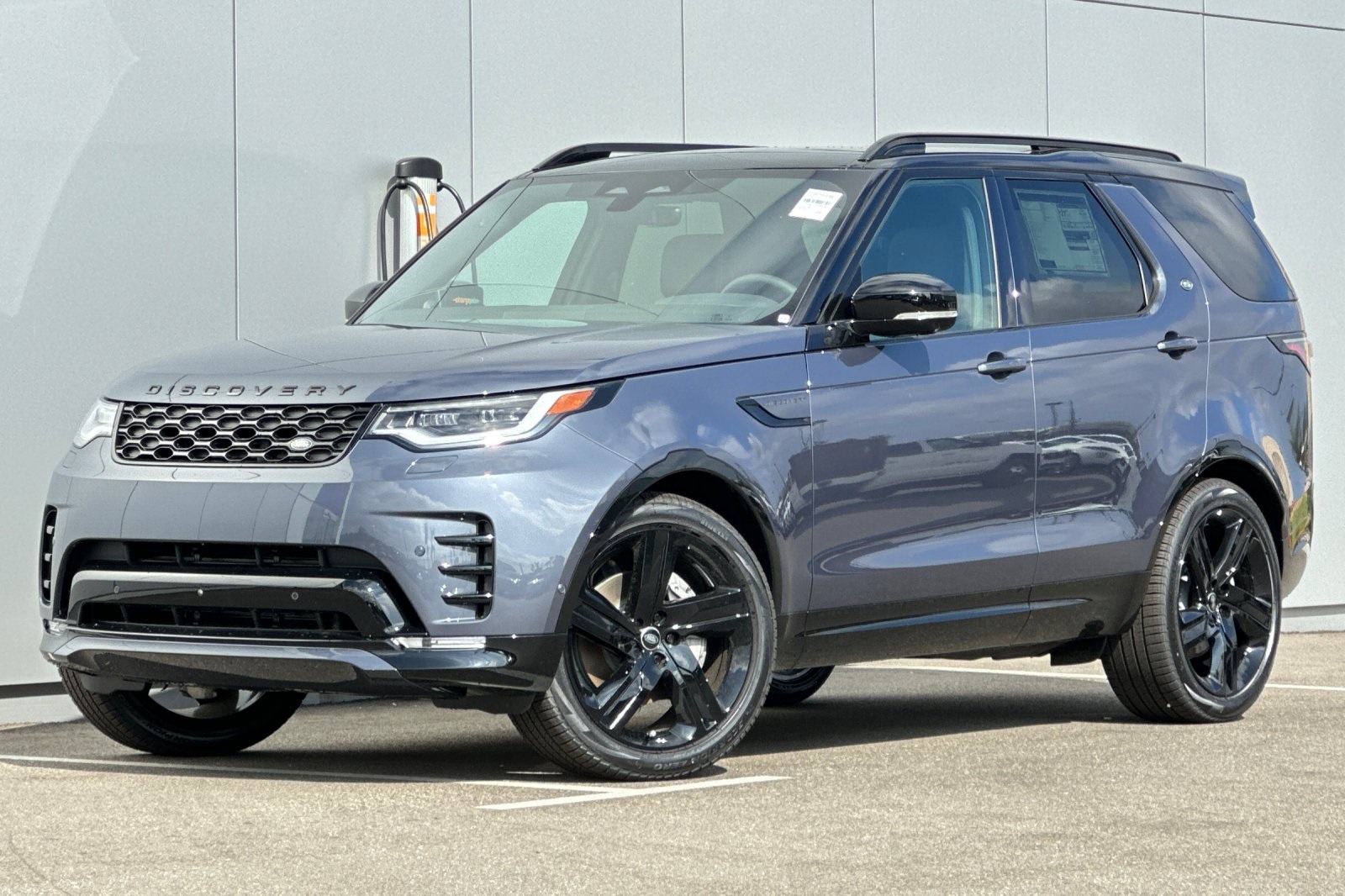 2025 Land Rover Discovery Dynamic SE's photo