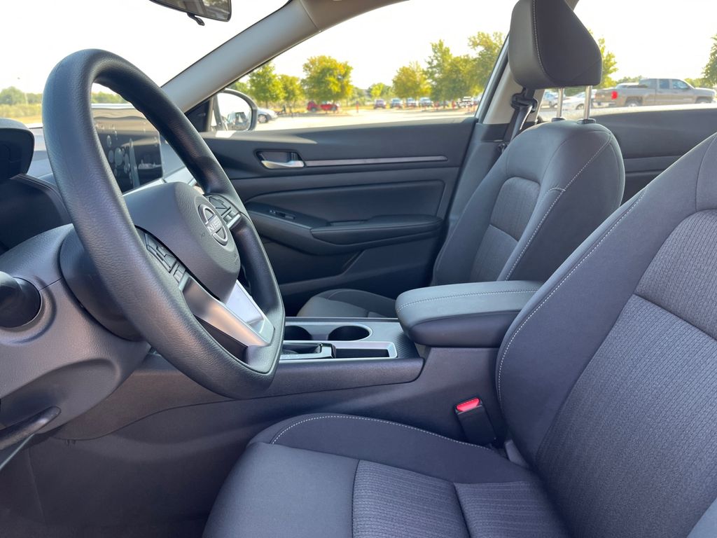 2025 Nissan Altima SV photo 17