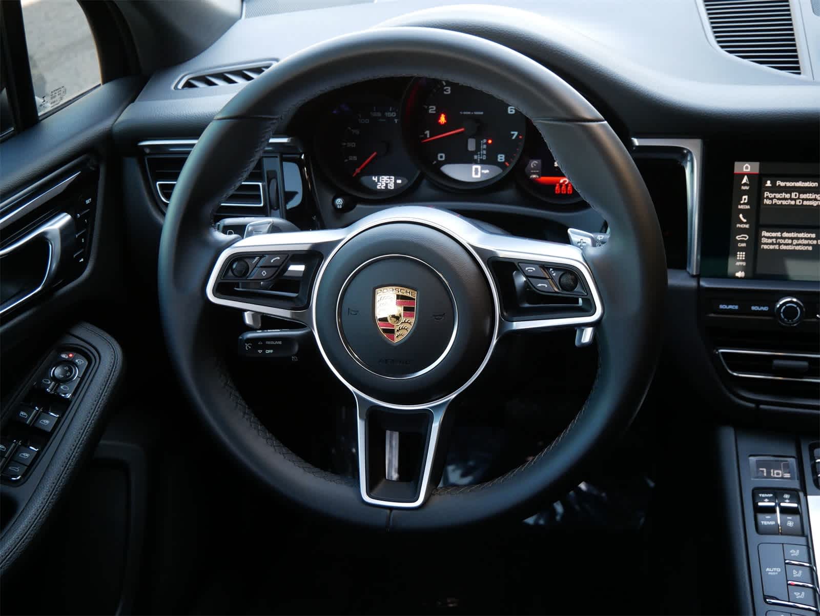 2021 Porsche Macan Base photo 8