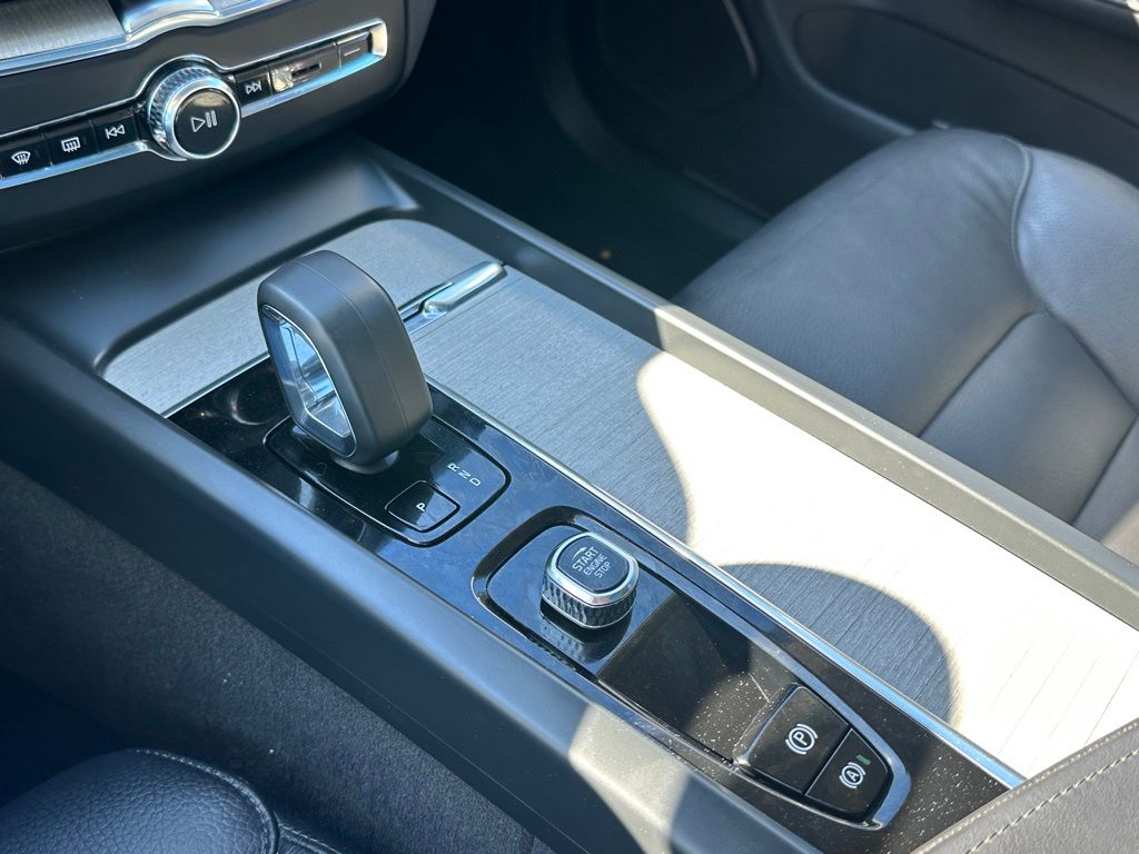 2025 Volvo XC60 B5 Plus photo 18