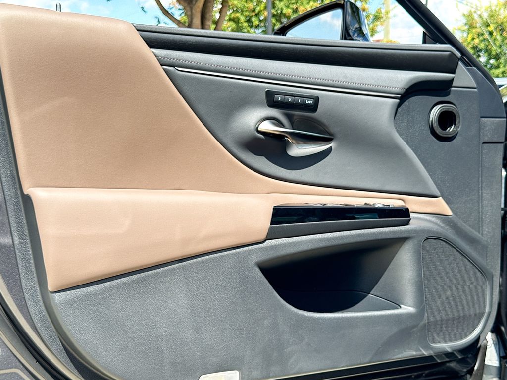 2025 Lexus ES Premium photo 16