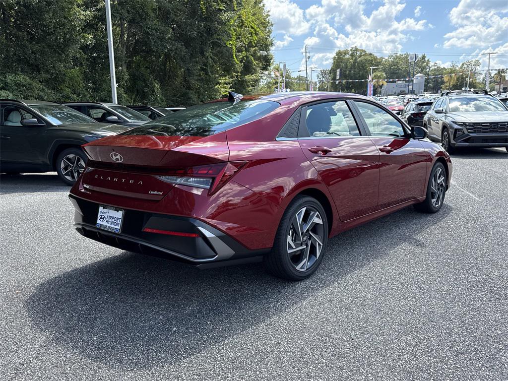 2025 Hyundai Elantra Limited photo 3