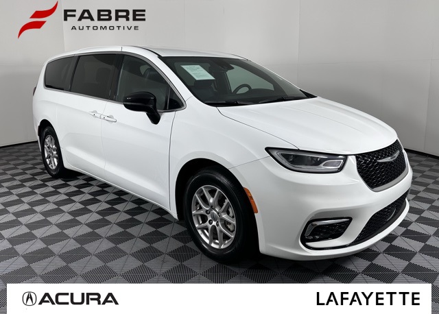 2025 Chrysler Pacifica Select's photo