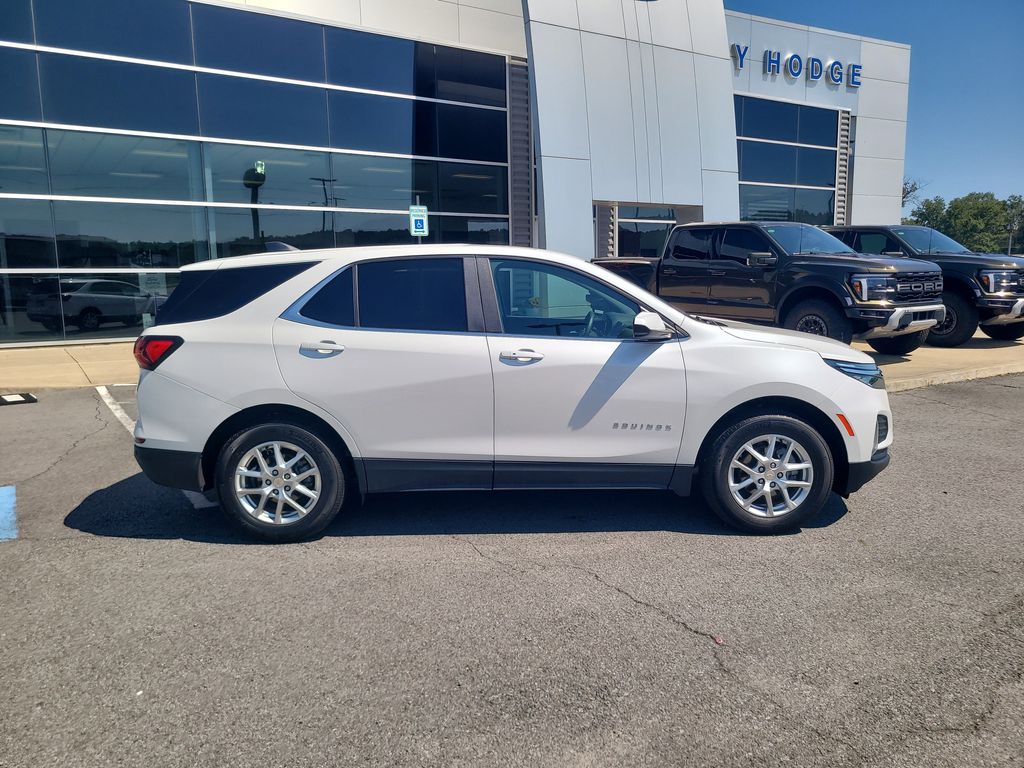 2023 Chevrolet Equinox LT photo 2