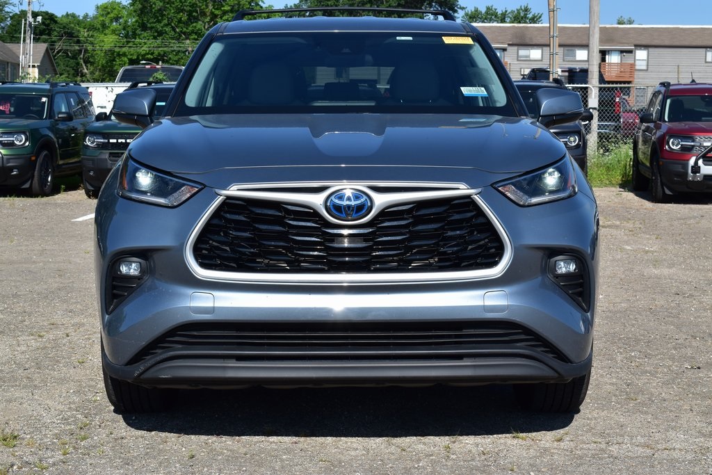 2021 Toyota Highlander Hybrid LE photo 2