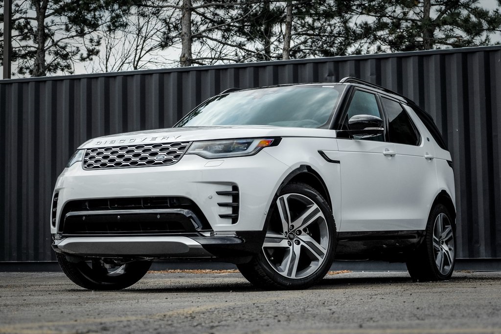 2025 Land Rover Discovery Metropolitan Edition's photo