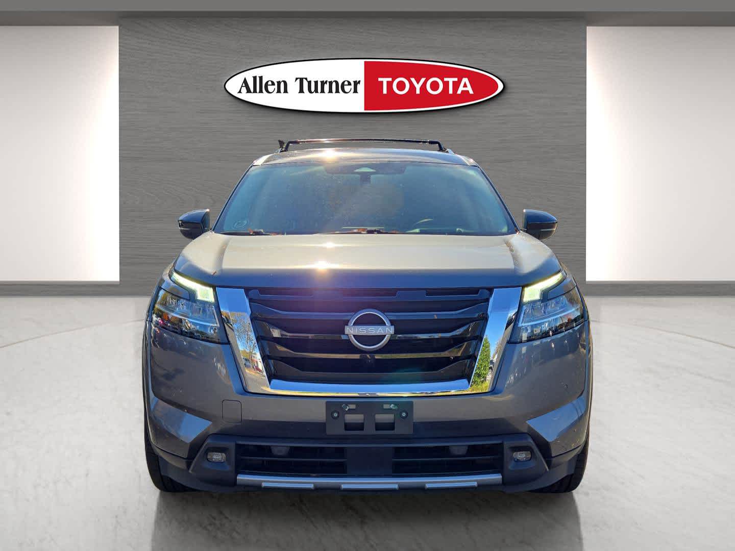 2023 Nissan Pathfinder Platinum photo 3