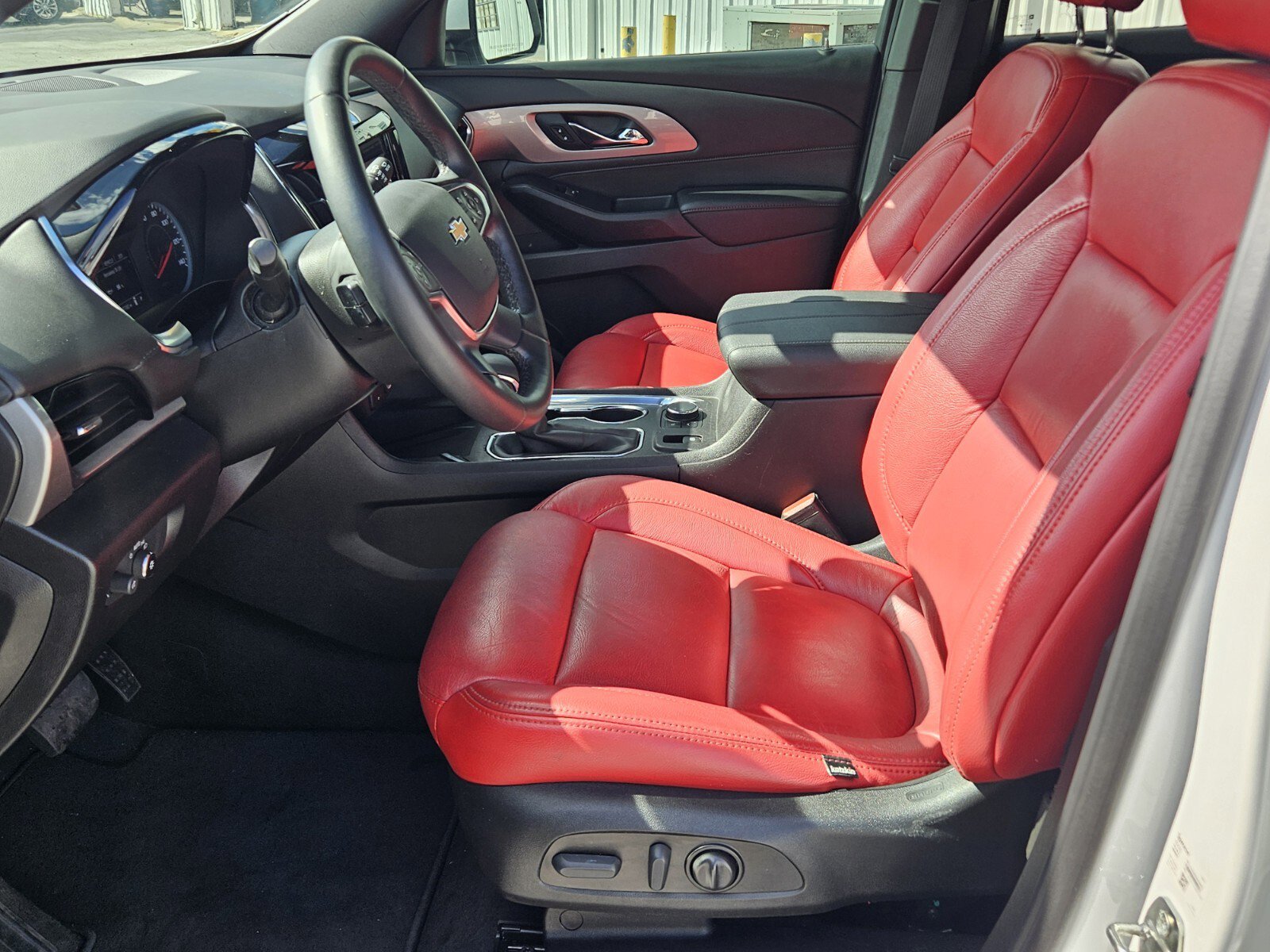 2023 Chevrolet Traverse Cloth photo 2