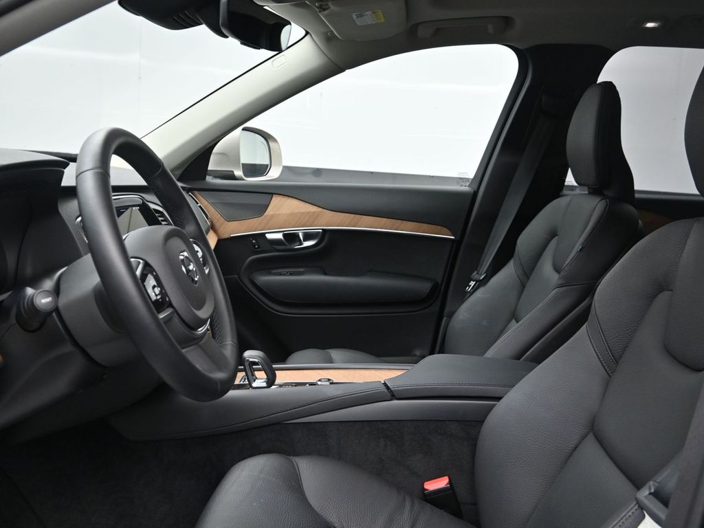 2025 Volvo XC90 T8 Plus photo 7