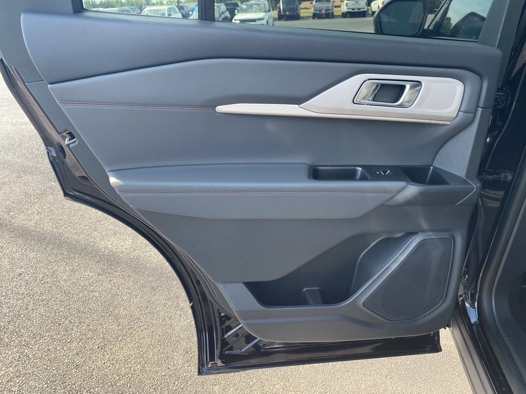 2025 Ford Explorer photo 28
