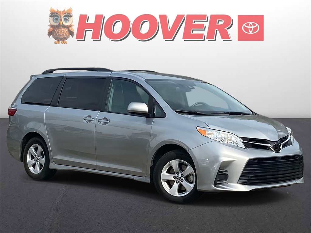2018 Toyota Sienna LE's photo