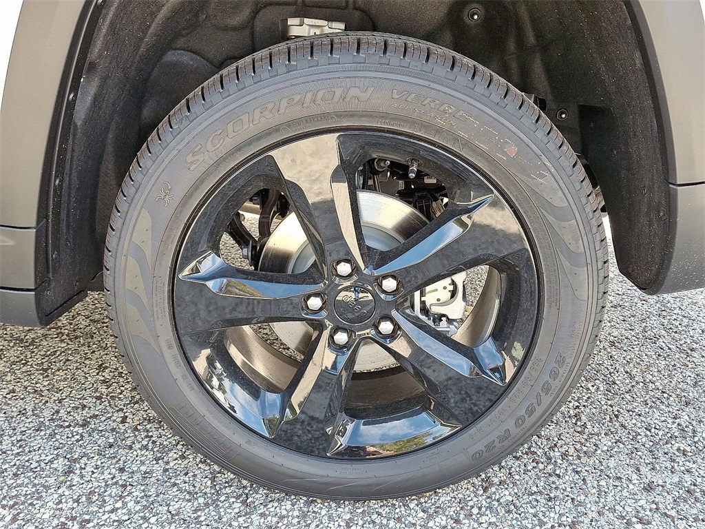 2025 Jeep Grand Cherokee Limited photo 2